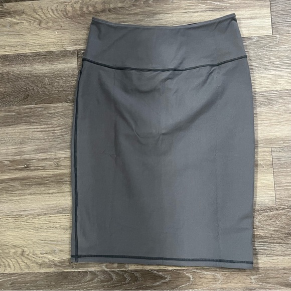 Women with Control reversible pencil skirt - Picture 2 of 11